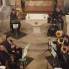 Das Bild zeigt die Musiker von „Tetila-Brass“ im Chor der Reupelsdorfer Kirche.