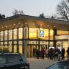 Warten auf die Eröffnung: Ein lange Schlange von Kundinnen und Kunden bildete sich am frühen Donnerstagmorgen vor der neuen Aldi-Filiale in der Georg-Mayr-Straße 26 in Marktheidenfeld.