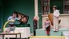 Recht turbulent geht es zu in „Eine Stunde Ruhe“ mit Timothy Peach, Saskia Valencia und Nicola Tiggeler.