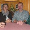 Die Inhaberin der Buchhandlung „Leseinsel“ in Ebern, Ursula Gräbe, freut sich mit den Akteuren Wolfgang Reichmann (links), Fredi Breunig und Wilhelm Wolpert (rechts) über den Erfolg der Mundartrallye.