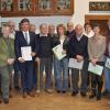 In der Jahreshauptversammlung des Stadtlauringer Obst- und Gartenbauvereins freuen sich die Ehrengäste mit den geehrten Mitgliedern. Im Bild, von links: Bürgermeister Friedel Heckenlauer, Landwirtschaftsdirektor Klaus Körber, Ruth von Truchseß, stellvertretender Kreisvorsitzender Alfred Wirth, Vorsitzender Frank Bauer, Helmut Krug, Rudi Höhne, Werner Schneider, Angela Bauer, Helmut Müller, Linus Schneider, Juliana Lurz, Inge Schneider, Rudolf Pastuschka und Hartmut Beck.
