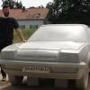 Architekt Matthias Braun aus Würzburg vor seinem in Beton gegossenenen Opel Manta in Rüsselsheim.