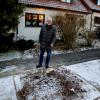 Der Veitshöchheimer Wolfgang Kunkel, beruflich als Rechtsanwalt tätig, ist empört: Am Donnerstag letzter Woche fällten Mitarbeiter des gemeindlichen Bauhofes in einer Parkbucht vor seinem Haus in der Helen-Keller-Straße für ihn ohne ersichtlichen Grund und ohne vorherige Information eine weit über 30 Jahre alte, nach seiner Meinung völlig intakte Linde. Der Veitshöchheimer Wolfgang Kunkel, beruflich als Rechtsanwalt tätig, ist empört: Am Donnerstag letzter Woche fällten Mitarbeiter des gemeindlichen Bauhofes in einer Parkbucht vor seinem Haus in der Helen-Keller-Straße für ihn ohne ersichtlichen Grund und ohne vorherige Information eine weit über 30 Jahre alte, nach seiner Meinung völlig intakte Linde.