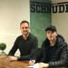 Nicolas Andermatt (rechts) hat beim FC Schweinfurt 05 einen Vertrag bis zum Sommer 2019 unterschrieben. Darüber freut sich nicht nur der sportliche Leiter Björn Schlicke (links).