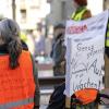 Alles in Gelb oder Orange: Die Ziele der "Aufstehen"-Bewegung trugen Demo-Teilnehmer auf dem Rücken. Alles in Gelb oder Orange: Die Ziele der "Aufstehen"-Bewegung trugen Demo-Teilnehmer auf dem Rücken.