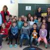 Zusammen mit Anne Königsmann (Zweite von rechts) von der Freiwilligenagentur GemeinSinn feiert die Klasse 1c aus Kolitzheim mit Rektorin Michaela Kirchner (Zweite von links) und Klassenlehrerin Andrea Vicedom-Karl (links) ihre neue Lesepatin Julia Schöneich (rechts). Sie ist die 100. registrierte ehrenamtliche Lesepatin im Landkreis Schweinfurt.