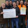 Bei der Spendenübergabe wirkten mit Heinrich Hackenberg vom Verein zur Hilfe für Kinder der Dritten Welt (links) und Bauhofleiter Walter Zeißner (rechts), umrahmt vom Bergrheinfelder Bauhofteam.