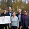 Bei der Spendenübergabe dabei (von links): Annemarie Mahr (Q 12), Nicolas Joos (Q 12),  Reinhold Scheiner, Mareike Klein, Schulleiter Bernhard Seißinger und Marco König.