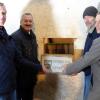 Bei der Grundsteinlegung: (von links) Robert Stumpf (Amt für Ländliche Entwicklung), Bürgermeister Roland Schmitt, Klaus Nickel (Bauamt Rottendorf) und René Eirich (Planungsbüro Menig und Partner).