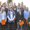 FH-Präsident Robert Grebner (vorne rechts) und Bürgermeister Karl-Heinz Kauczok (vorne links) mit den besten Bachelor- und Masterabsolventen der FH Würzburg-Schweinfurt.