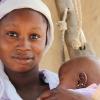 Als Minata verheiratet wurde, war sie zwölf. Das Bild zeigt sie mit ihrer zwei Monate alten Tochter Dioulaba im Hof ihres Elternhauses in der Region Koulikoro im Zentrum Malis. Kinderehen sind allerdings nicht auf Afrika oder Asien beschränkt. Auch in Europa, auch in Deutschland, gibt es Kinderehen. 