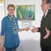 Claudia Fink zeigt bis Ende April in der Hauer`schen Galerie Bilder zum Thema "Alles fließt . . .". Manfred Hauer freut sich, dass die Bischofsheimer Künstlerin zu dieser Sonderausstellung gewonnen wurde.