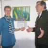 Claudia Fink zeigt bis Ende April in der Hauer'schen Galerie Bilder zum Thema „Alles fließt . . .“. Manfred Hauer freut sich, dass die Bischofsheimer Künstlerin zu dieser Sonderausstellung gewonnen wurde.