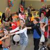 Und auch bei der Polonaise durch die Halle machten beim Kinderfasching des VCC die kleinen Narren begeistert mit.