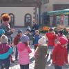 Mit Frühlingstänzen und -liedern haben Mädchen und Jungs des Waldorfkindergartens Schweinfurt gemeinsam mit Pädagogin Barbara Koch und Leiterin Juliane Hack am Dienstag auf dem Marktplatz für ihre Aktionswoche vom 18. bis 23. März geworben. Freiwillige Helfer verteilten dazu Flyer.