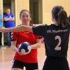Die beiden Sieber-Schwestern im direkten Duell: Kristina Sieber (rot) in Diensten der SG Dittelbrunn, hatte das bessere Ende für sich und gewann gegen ihre Schwester Janika Sieber (grau; VfL Niederwerrn).