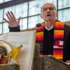 Roland Breitenbach hat bei seiner Büttenpredigt in St. Michael wieder heftig ausgeteilt und die Kirche kritisiert.