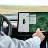 Es gibt quasi keinen Schalter mehr im Cockpit, im Armaturenbrett fehlt selbst der Tacho: Im Tesla Model 3 wird über das Tablet gewischt. Es gibt quasi keinen Schalter mehr im Cockpit, im Armaturenbrett fehlt selbst der Tacho: Im Tesla Model 3 wird über das Tablet gewischt.