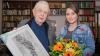 Fast vier Wochen hat es gedauert, nun hat sich die Frau, die dem Günterslebener den Einkauf bezahlt hat, gemeldet. Der Mathematiker überreichte ihr einen Blumenstrauß und eines seiner selbstentwickelten Fotokunstwerke mit passender Symbolik.