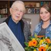 Fast vier Wochen hat es gedauert, nun hat sich die Frau, die dem Günterslebener den Einkauf bezahlt hat, gemeldet. Der Mathematiker überreichte ihr einen Blumenstrauß und eines seiner selbstentwickelten Fotokunstwerke mit passender Symbolik.