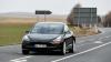 Das Model 3 auf der Straße: 4,69 Meter lang, eher unscheinbar und lange nicht so futuristisch aussehend wie das Model S oder X. Das Model 3 auf der Straße: 4,69 Meter lang, eher unscheinbar und lange nicht so futuristisch aussehend wie das Model S oder X.