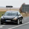 Das Model 3 auf der Straße: 4,69 Meter lang, eher unscheinbar und lange nicht so futuristisch aussehend wie das Model S oder X. Das Model 3 auf der Straße: 4,69 Meter lang, eher unscheinbar und lange nicht so futuristisch aussehend wie das Model S oder X.