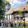 Hundertwasser-Kirche: Die Gruppe der Kolpingsfamilie vor St. Barbara in Bärnbach.