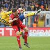 Die Partie zwischen den Würzburger Kickers (vorne Janik Bachmann) und Eintracht Braunschweig (hinten Benjamin Kessel) war ein intensiv geführtes Kampfspiel.