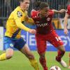 Kickers-Angreifer Caniggia Elva (rechts im Zweikampf mit Braunschweigs Yari Otto) gelang sein erster Drittligatreffer.