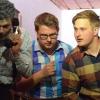 Im Theaterstück „Die unglaubliche Geschichte des gestohlenen Stinkerkäs" versuchen sich drei Männer an die Ereignisse der vergangenen Nacht zu erinnern.