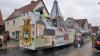 Trotz Regen startete der Faschingszug pünktlich um 13.33 Uhr mit über 250 Narren mit viel Helau durch Uettingen.
