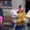 Mit Hellmine Langohr aus dem Flatterhaus in Hellmitzheim zeigt Fledermaus-Experte Christian Söder (rechts) Familie Adler in Wiesenbronn, wie klein Fledermäuse tatsächlich sind.