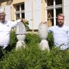 Harald Thal (links) und Philipp Elbert stehen neben den Zacken, die aus der Krone gebrochen sind.