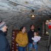 Der Keller von Familie Adler in Hellmitzheim ist perfekt für Fledermäuse - allerdings auch für Äpfel. Fledermaus-Experte Christian Söder sucht mit Eigentümern nach möglichen Quartieren. Der Keller von Familie Adler in Hellmitzheim ist perfekt für Fledermäuse - allerdings auch für Äpfel. Fledermaus-Experte Christian Söder sucht mit Eigentümern nach möglichen Quartieren.