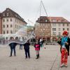 Straßenkünstler Otmar Reinhard beeindruckte mit seinen Seifenblasen auf dem Würzburger Marktplatz.