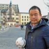 Eigentlich ein richtiger Franke: Yu Shimamura liebt hiesige Spezialitäten und genießt das Treiben in der Stadt – wenn er nicht auf dem Platz steht.