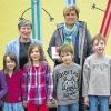 (ls)   Bei einem Fastenfrühstück vor den Osterferien konnten die Schüler der Grundschule leckere Butterbrote, auf Wunsch auch mit Kräutern, und schmackhafte Äpfel erwerben. Die Äpfel wurden vom Wein- und Obstbau Wieland in Stammheim gespendet. Der Erlös von 450 Euro aus diesem Fastenfrühstück wurde an die Sherpa-Schule Bamti Bhandar gespendet. Damit kann ein Kind ein ganzes Jahr lang ernährt, medizinisch versorgt und schulisch gefördert werden. Im Bild Kinder der Grundschule in Stammheim, links Konrektorin Hildegard Hermann und rechts Doris Wieland.