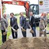 Start ins Projekt: Bauunternehmer Armin Stolz, Rainer Götz vom Staatlichen Bauamt, Landrat Harald Leitherer, zweiter Bürgermeister Uwe Stephan und stellvertretender Landrat Paul Heuler eröffneten mit dem Spatenstich die gut viermonatigen Baumaßnahmen an der SW 1 zwischen Röthlein und Heidenfeld.