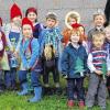 Der Kindergarten Roden feierte sein Kindergartenfest unter dem Jahresthema „Märchen“. Als der Regen einmal kurz aufhörte, führten die Kinder das Märchen „Schneewittchen und die sieben Zwerge“ im Freien auf. Hierfür gab es viel Beifall. Später konnte man auf der Spielstraße Zwerge aus Holzstämmen basteln und verschiedene „Märchenspiele“ machen. Außerdem gab es ein Rätsel passend zum Märchen-Thema und eine Tombola. Die kleinen und großen Besucher trotzten dem Wetter und ließen sich bei Musik und Steckerlfisch die gute Laune nicht vermiesen.