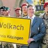 Angetreten: Zum Verabschiedungsappell angetreten waren Abordnungen aller Kompanien des Instandsetzungsbataillons 466 sowie die Ehrenformation mit dem Heeresmusikkorps 12 aus Veitshöchheim, der Truppenfahne und dem Ehrenzug. Bürgermeister Peter Kornell übergab als Erinnerung das Volkacher Ortsschild.