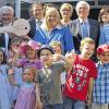 Große Freude: Der Kindergarten St. Josef in Brendlorenzen feierte die Übergabe der neuen Kinderkrippe und den Abschluss der Generalsanierung. Den symbolischen Schlüssel überreichten die Architekten Hans-Jörg Kind (mittlere Reihe Dritter von links) und Oskar Herbert (mittlere Reihe Dritter von rechts) an Pfarrer Hans Beetz (Zweiter von links) und Albrecht Scheuplein (links) von der Kindergartenverwaltung. In der Mitte Kindergartenleiterin Sonja Drechsler.