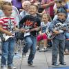 (hr)     Unter dem Motto „Gambach sucht das Supertalent“ feierte der Kindergarten „Spirkennest“ sein Sommerfest. Bei der Aufführung konnten die kleinen Künstler bewundert werden, deren Auftritte von den Vorschulkindern Fiona Kaiser und Leonard Eirich souverän angekündigt wurden. Das abwechslungsreiche Programm reichte von Zirkusakrobatik, Hundeshow, Taekwon-Do-Vorführung und Ballett bis hin zu musikalischen Darbietungen, wie T.N.T. von ACDC, bei denen die Zuschauer gehörig mitrockten. Auch die Kleinsten bewiesen mit ihrem Regentropfentanz, dass in ihnen ein Supertalent steckt. Das Publikum bedankte sich mit begeistertem Applaus und Zugaberufen bei den Akteuren. Am Ende des 45-minütigen Programms war sich die Jury einig, dass alle Darsteller Supertalente sind, und verlieh jedem eine Medaille.
