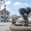 Der Schein trügt: Nicht immer ist die Stimmung auf dem Marktplatz der Veitshöchheimer Partnerschaft Geithain (Sachsen) so beschaulich und friedlich. In der 6000-Seelen-Stadt und anderen Städtchen sorgen Neonazis immer häufiger für Zwischenfälle. Links vom Rathaus flattert die Fahne der Gemeinde Veitshöchheim.