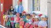 (nrg)   Die Vorschulkinder des Kindergartens Birkenfeld besuchten die Geschäftsstelle der Sparkasse im Ort. Im Eingangsbereich wurden sie von Filialleiter Steffen Riedmann begrüßt und sogleich in die Funktionen eines Geldautomaten eingewiesen. Anschließend zeigte Riedmann den Kindern Geldausgabe, Geldzählautomaten und sein Büro. Ganz besonders beeindruckte die Kinder die Überwachungskamera, aber auch der Tresorraum war sehr aufregend. Zum Abschluss bekamen die Kinder eine Urkunde ausgestellt und eine Strandmatte als Geschenk.