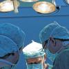 Ärzte im Operationssaal: In den Krankenhäusern in Karlstadt und Marktheidenfeld bleibt die chirurgische Abteilung bis auf weiteres erhalten. Dies beschloss der Kreistag Main-Spessart am Freitag.