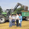 Bauplanung: Steffen Beuerlein von der Erdbaufirma Beuerlein erläutert am Kürnacher Industriegebiet Wachtelberg II Traktorfahrer Alfred Bumm mit Bürgermeister Thomas Eberth und Manfred Straub von der Auktor Ingenieur GmbH die Arbeiten auf der Baustelle vor Ort. Derzeit wird am Abtrag und dem Auffüllen der Grundstückbereiche gearbeitet.