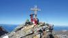Am Gipfelkreuz: Die Spitze des Larmkogels nahe der Neuen Thüringer Hütte im Nationalpark Hohe Tauern.