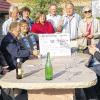 Hier lässt sich's gut sitzen: Die Hammelburger Nüsskarter spendeten eine Buntsandstein-Sitzgruppe für die Saaleinsel.