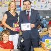 (hr)  Über eine großzügige Spende konnten sich die Schüler und Lehrer der Grundschule Gemünden freuen. Der Präsident des Lions Club Mittelmain-Karlstadt Stefan Scherg überreichte der stellvertretenden Schulleiterin Sabine Vogel einen Scheck über 500 Euro. Mit der Spende möchte die Grundschule neue Klassenlektüren für die einzelnen Jahrgangsstufen erwerben. „Unsere derzeitigen Lektüren sind veraltet und von der Thematik nicht mehr zeitgemäß. Mit neuen Büchern wollen wir die Lesemotivation unsere Kinder erhöhen und ihnen die Möglichkeit geben, altersgemäße Bücher ohne Kostenaufwand gemeinsam zu lesen und zu erarbeiten“, erklärte Vogel. Da die Kosten für die Anschaffung nicht von der Schule getragen werden können und der Staat für solche Sondermaßnahmen kein Geld zur Verfügung stellt, war der Lions Club bereit, diese sinnvolle Aktion zu unterstützen. Die Kinder der Klasse 3a bedankten sich im Namen der Grundschule und nahmen zusammen mit der Schulleitung den Scheck entgegen.