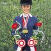 Zwei Siegerschleifen von den fränkischen Meisterschaften: Annika Roede (RFV Grafenrheinfeld) setzte sich im Springreiten der Junioren II und in der Pony-Konkurrenz durch.